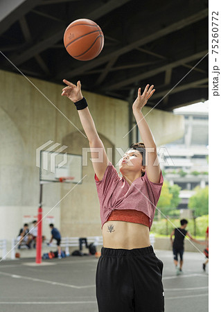 バスケットボールをする女性 75260772