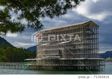 安芸の宮島、修繕中の大鳥居 75260816