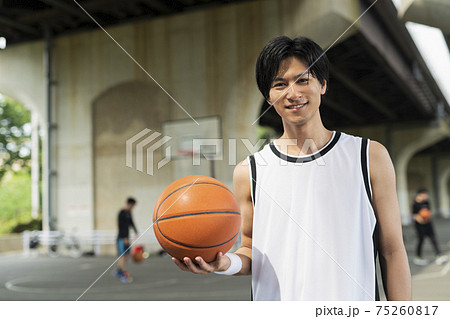 バスケットボールを持つ男性 75260817
