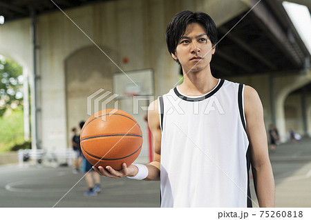 バスケットボールを持つ男性 75260818