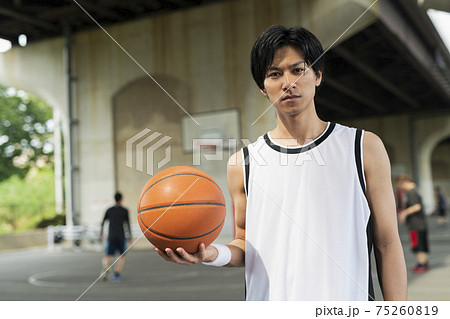 バスケットボールを持つ男性 75260819