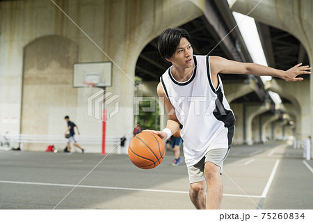 バスケットボールをする男性 バスケットボールをする男性 75260834