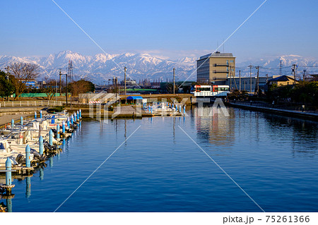 富山・立山連峰と路面電車・岩瀬運河 75261366