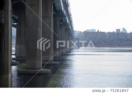 現代建築 ビル 桟橋 75261847