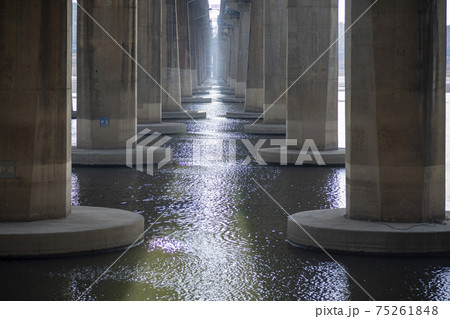 現代建築 ビル 桟橋 75261848