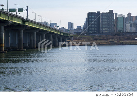 現代建築 ビル 桟橋 75261854