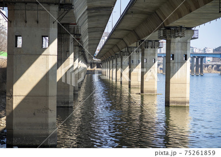 現代建築 ビル 桟橋 75261859