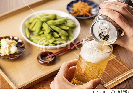 家で飲むビールと枝豆 75261907