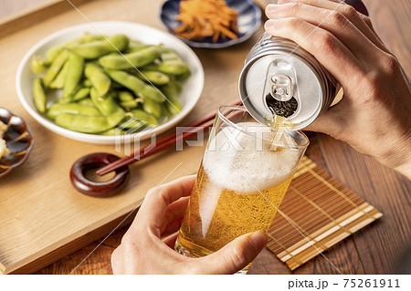 家で飲むビールと枝豆 家で飲むビールと枝豆 75261911
