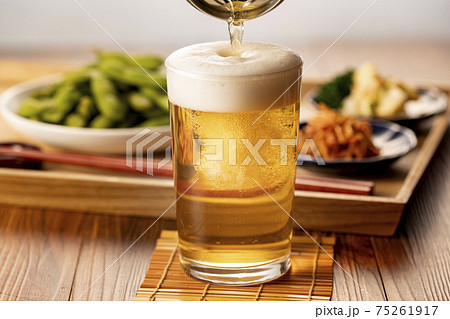 家で飲むビールと枝豆 75261917