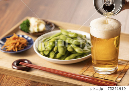 家で飲むビールと枝豆 75261919