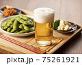 家で飲むビールと枝豆 75261921
