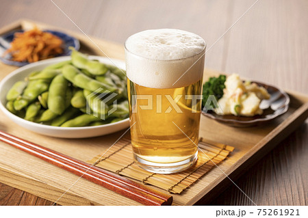 家で飲むビールと枝豆 家で飲むビールと枝豆 75261921