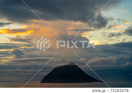 八丈島　八丈小島　島　自然　屋外　離島　伊豆諸島　風景　リゾート　ワーケーション　観光　旅行 75262076