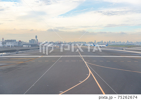 空港　飛行機　羽田空港　離陸　午後　夕暮れ　海　航空会社　エンジン　ブレーキ　ターミナル　全日空 75262674