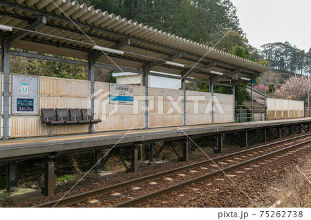 JR四国の土讃線小村神社前駅 75262738
