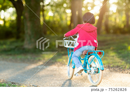 自転車をこぐ幼稚園児 自転車をこぐ幼稚園児 75262826