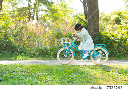 自転車をこぐ幼稚園児 自転車をこぐ幼稚園児 75262924