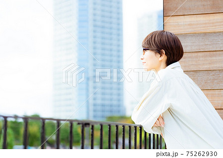バルコニーから風景を眺める女性 75262930