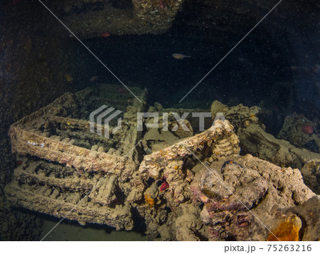 第二次世界大戦の沈船内のトレーラーの残骸 (シャルムエルシェイク、紅海、エジプト) 75263216