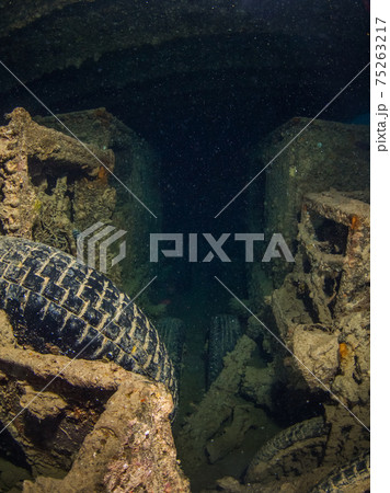 第二次世界大戦の沈船内のトレーラーの残骸 (シャルムエルシェイク、紅海、エジプト) 75263217