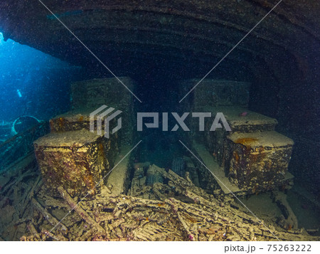 第二次世界大戦の沈船内に残る灯台用トレーラー (シャルムエルシェイク、紅海、エジプト) 第二次世界大戦の沈船内に残る灯台用トレーラー (シャルムエルシェイク、紅海、エジプト) 75263222