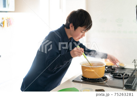 キッチンでカレーを作る小学生 75263281