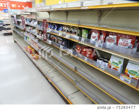 ガラガラな売り場 75263477