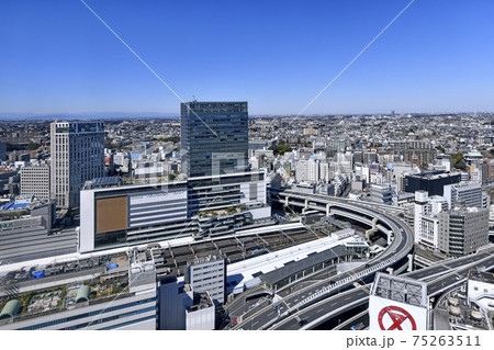 日本の横浜都市景観　新生「横浜駅」などを望む。画面右は新横浜方面など 75263511