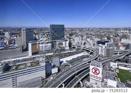 日本の横浜都市景観 新生「横浜駅」などを望む。画面右は新横浜方面など 日本の横浜都市景観 新生「横浜駅」などを望む。画面右は新横浜方面など 75263512
