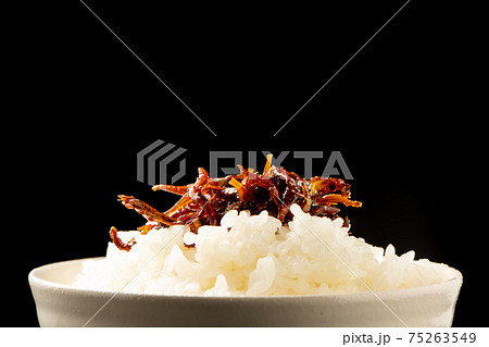 ごはんにのせられた「いかなごの釘煮」。(いかなごの釘煮は兵庫県の郷土料理) 75263549