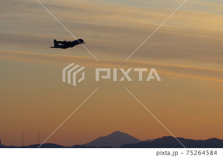 夕暮の中を飛行するC-130ハーキュリーズ 75264584