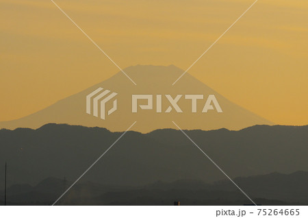瑞穂町から望む夕暮れの富士山 75264665