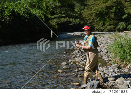 カワムツが掛かって大喜びの女性アングラー 75264688