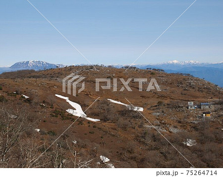 藤原岳の避難小屋と風景21年3月の写真素材