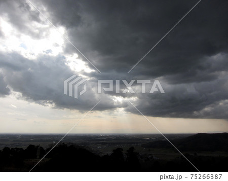 茨城県桜川市の雨引観音から観た関東平野と雲 75266387
