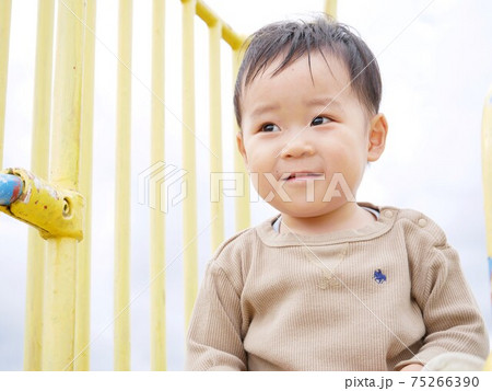穏やかな表示の子供 75266390