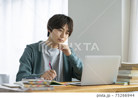 勉強する若い男性 勉強する若い男性 75266944