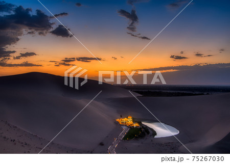 敦煌・鳴沙山の夕景 敦煌・鳴沙山の夕景 75267030