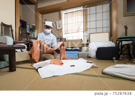 散らかった部屋を片付ける女性作業員 75267638