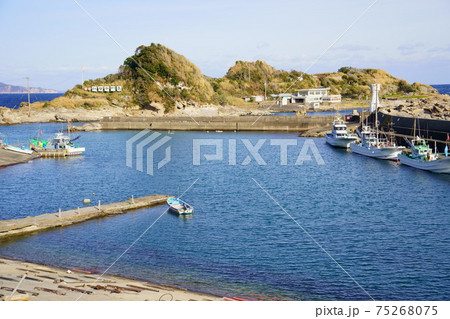 太海漁港と仁右衛門島(千葉県鴨川市) 太海漁港と仁右衛門島(千葉県鴨川市) 75268075
