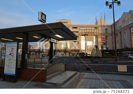 大阪メトロ・御堂筋線の新金岡駅（堺市）の2号出入り口と駅前のバス乗り場や大型商業施設 75268372