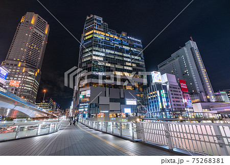 日本の東京都市景観 “空中回廊”や渋谷フクラスなどを望む 日本の東京都市景観 “空中回廊”や渋谷フクラスなどを望む 75268381