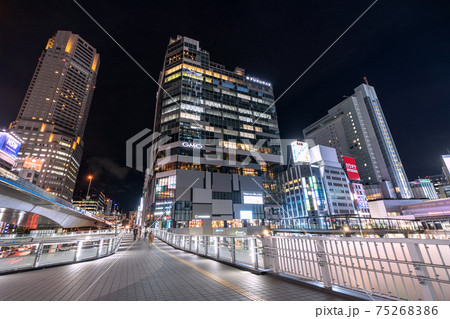 日本の東京都市景観 “空中回廊”や渋谷フクラスなどを望む 日本の東京都市景観 “空中回廊”や渋谷フクラスなどを望む 75268386