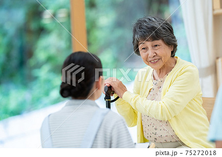 介護イメージ　シニア　デイケア　介護福祉士　老人ホーム 75272018