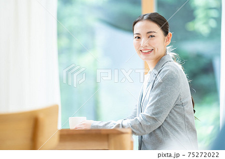 女性 ビジネスマン 勧誘 営業 女性 ビジネスマン 勧誘 営業 75272022