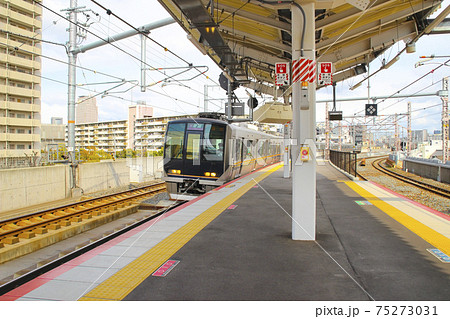 電車の入線(JR鴫野駅)/大阪府大阪市城東区鴫野西5丁目 75273031