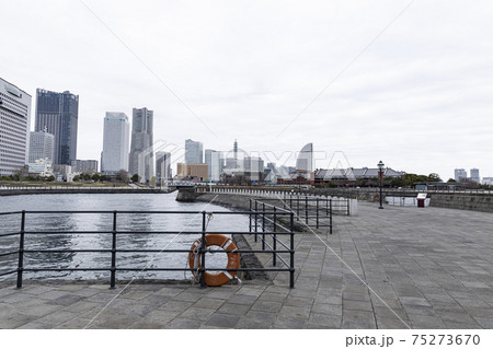 世界的に有名な横浜港の冬 75273670