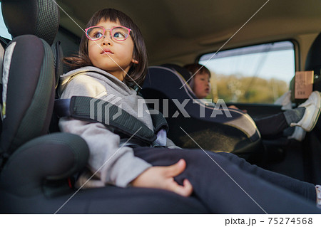 チャイルドシートに乗った子供 75274568