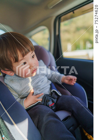 チャイルドシートに乗った子供 チャイルドシートに乗った子供 75274620